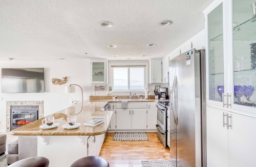 Logsden Condo | Dramatic Clifftop Depoe Bay Oceanfront Condo has Whales, Birds, and a King Suite