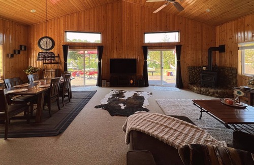 Cle Elum Cottage | “Dreamland” a lakefront house with a beautiful view