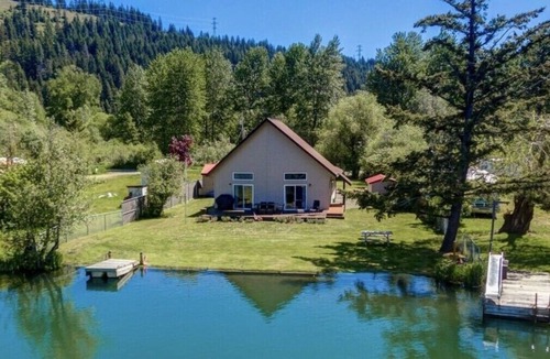 Cle Elum Cottage | “Dreamland” a lakefront house with a beautiful view