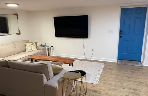 Kerns Apartment | Dreamy Laurelhurst Neighborhood Basement Apartment Extremely Walkable