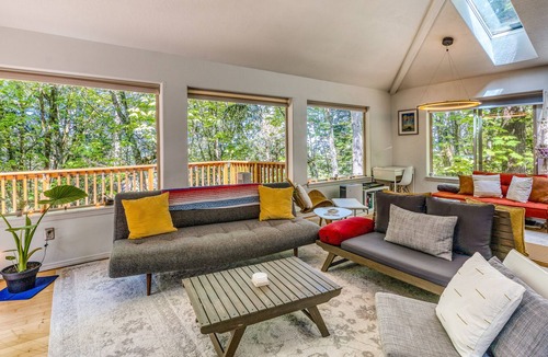 Western House | Dreamy quiet escape near downtown with wraparound deck, fast WiFi & W/D