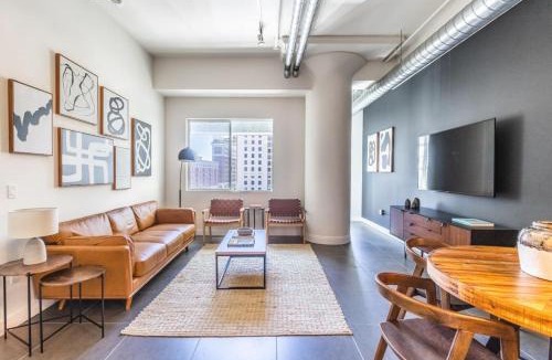 Historic Core Apartment | DTLA 2BR Rooftop Jacuzzi & Sunset Views