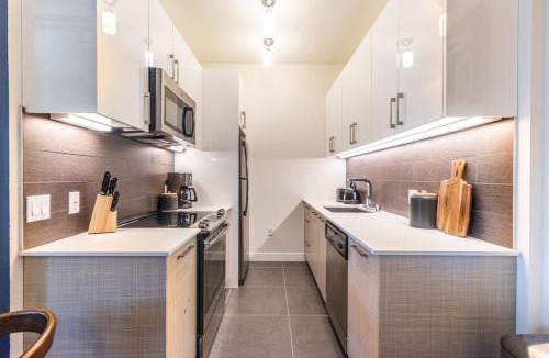 Historic Core Apartment | DTLA 2BR Rooftop Jacuzzi & Sunset Views