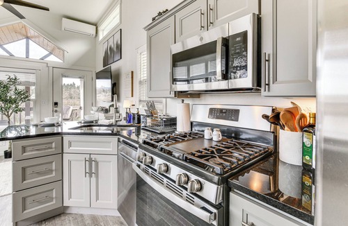 Oakland Cottage | Dual-Cottage Getaway in Oakland w/Private Pond