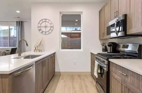 Santa Clara House | E-Scooters, Pizza Oven, Fire Pit, Pool, Arcades!