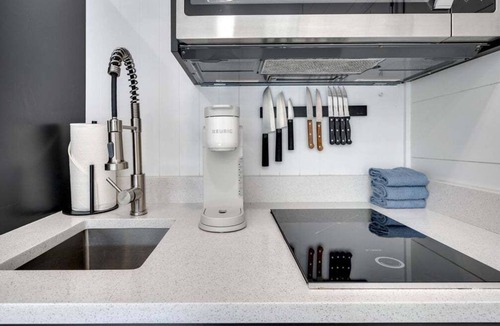 Madras House | Eagles Landing Tiny Home - B03 - Hot Tub
