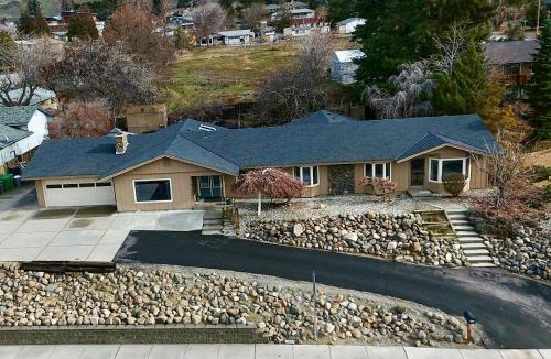 Monitor House | East Wenatchee Oasis 4BR, Pool, Hot Tub, Loop Trail