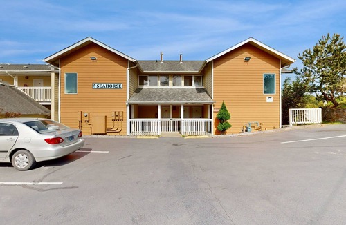Lincoln City House | Easy Access Dog Friendly Studio with Ocean Views Short Walk to Beach