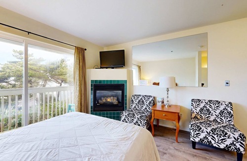 Lincoln City House | Easy Access Dog Friendly Studio with Ocean Views Short Walk to Beach