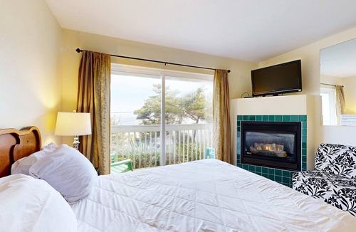 Lincoln City House | Easy Access Dog Friendly Studio with Ocean Views Short Walk to Beach