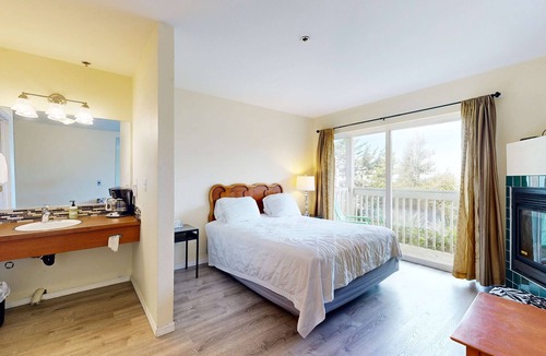 Lincoln City House | Easy Access Dog Friendly Studio with Ocean Views Short Walk to Beach