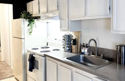 Corvallis Apartment | Ebony Escape- gym, sauna, hot tub, seasonal pool