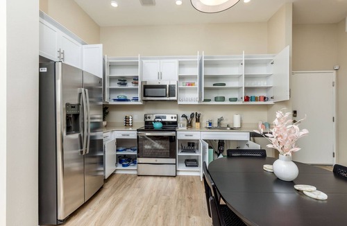 North Park Apartment | Eclectic : 65” TVs : Fast Wi-Fi : Parking : Pets : Bohemian