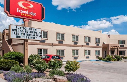 Southside Hotel | Econo Lodge Inn & Suites Santa Fe South