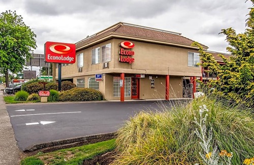 Jennings Lodge Hotel | Econo Lodge Southeast Milwaukie/Portland