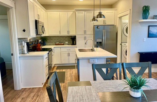 Edgewood House | Edgewood Escape | Mt. Rainier View| EV Charger - Central