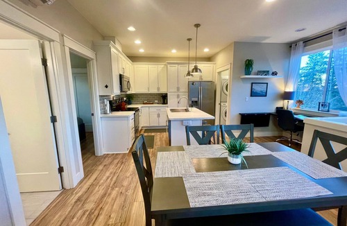 Edgewood House | Edgewood Escape | Mt. Rainier View| EV Charger - Central