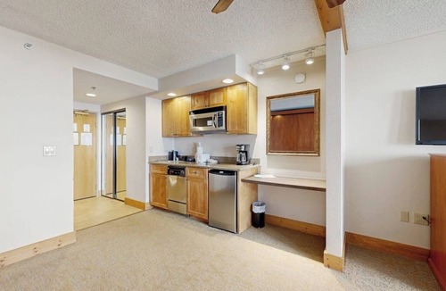 Mount Crested Butte Apartment | Efficient Mountain Escape W/Murphy Bed, Shared Pool, Slope Access & Kitchenette