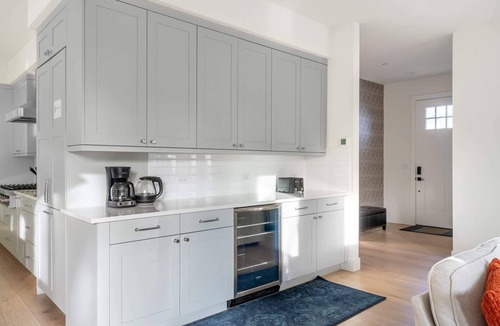 North Rose Hill House | Elegant 3-Story House with Private Backyard in WA