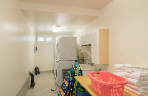 South Oceanside Condo | Elegant Condo w/Beach Access, Free WiFi, Private Washer/Dryer, Balcony