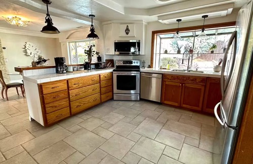 Kit Carson House | Elegant & Cozy Poolside Villa!