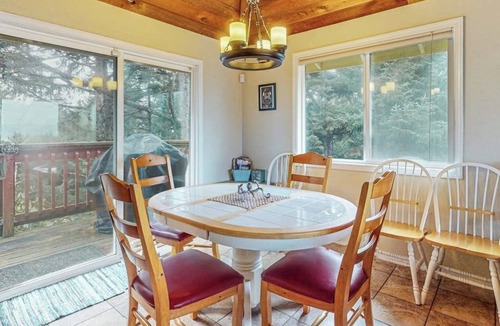 Florence House | Elegant home with stunning ocean views & dog friendly