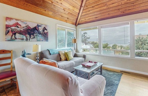 Florence House | Elegant home with stunning ocean views & dog friendly
