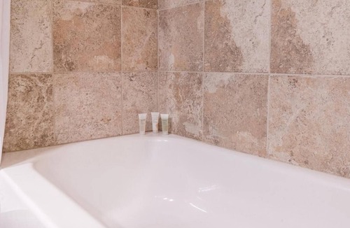 Rancho Santa Fe Hotel | Elegant Resort-Style | Club Double Queen with Pool, Spa & Lush Ground