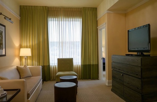 Goose Hollow Hotel | Elegant Suite Escape | Onsite Parking | Pet Friendly | 2.3 mi to Pittock Mansion