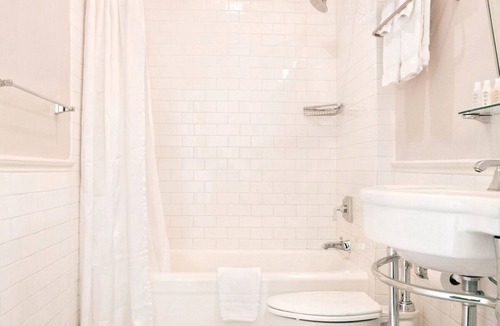 Goose Hollow Hotel | Elegant Suite Escape | Onsite Parking | Pet Friendly | 2.3 mi to Pittock Mansion