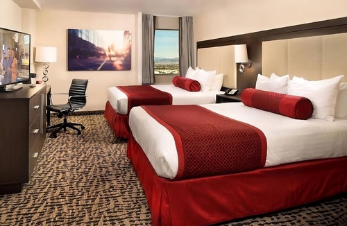 Gateway District Hotel | Elite 2 Queens at The STRAT Hotel, Casino & Tower
