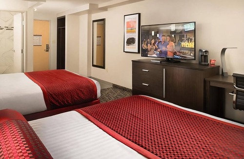Gateway District Hotel | Elite 2 Queens at The STRAT Hotel, Casino & Tower