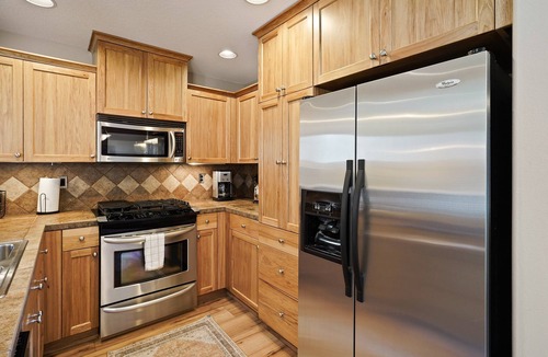 Boyd Acres House | Ellie 30 Day Minimum - Northwest Bend Convenient Location - Private Walled Deck
