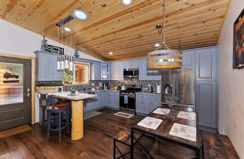Big Bear City Cabin | Elysian Cabin | Enclosed Yard · Fireplace