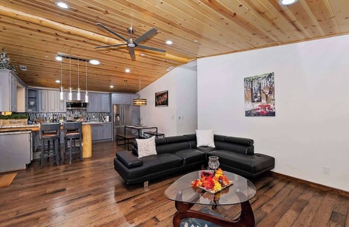 Big Bear City Cabin | Elysian Cabin | Enclosed Yard · Fireplace