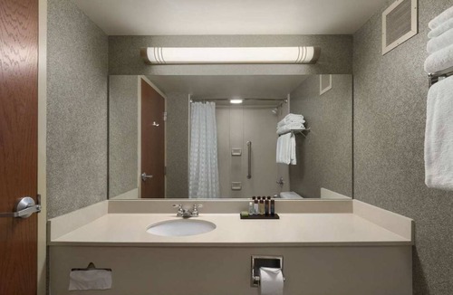 Portland Hotel | Embassy Suites by Hilton Portland Airport 2 Room Mountan View Suite-1 King Bed-Non-smoking