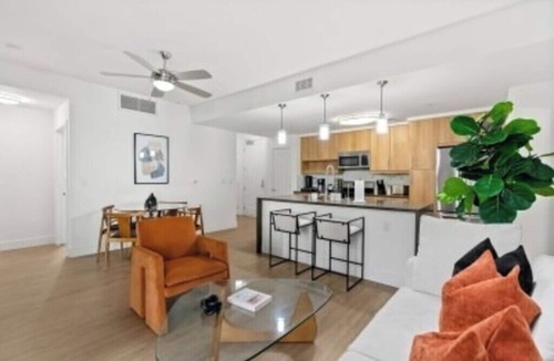 Downtown Bed & Breakfast | Emerald Garden' Upscale & Serene Retreat Walk to Beach Pool Gym Jacuzzi