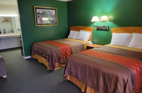 Blythe Hotel | Emerald Inn & Lounge