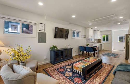 East Queen Anne Apartment | Emerald Leaf Downstairs