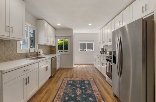 East Queen Anne Apartment | Emerald Leaf Downstairs