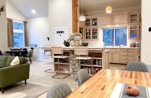 Sugar Pine Cabin | Enchanting Creekside Cabin Retreat near Yosemite National Park in California