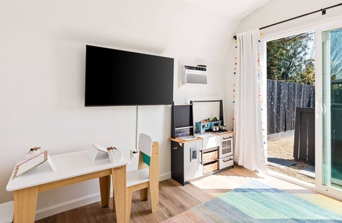 Madera Apartment | Enjoy a Modern Minimalist studio newly remodeled