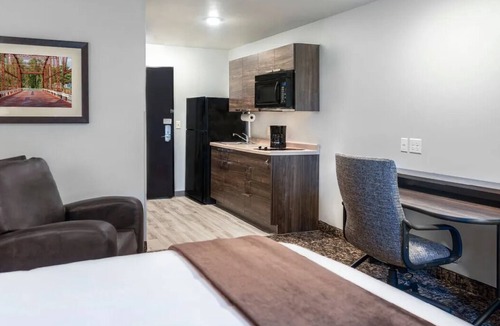 Redding Hotel | Enjoy Easy Access to Outdoor Fun at Whiskeytown From Cozy Room