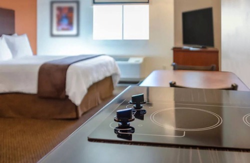 Southern Crossing Hotel | Enjoy Pet-Friendly Comfortable Room with Kitchen Near Old Mill District