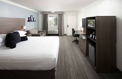 Temecula Hotel | Enjoy the California Sunshine! Nature Escape in Signature Temecula! Free Parking