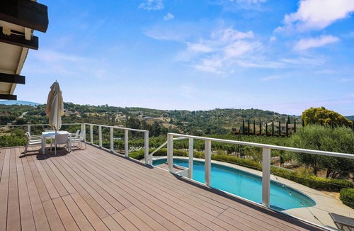 Fallbrook House | Enjoy the peaceful and relaxing time at windmill winery house!