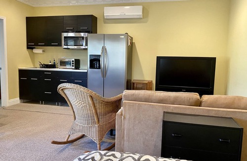Arcadia House | Entire Detached Guesthouse Studio with Private Entrance