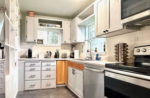 Springfield House | Entire Farmhouse - Great for Longer Stays