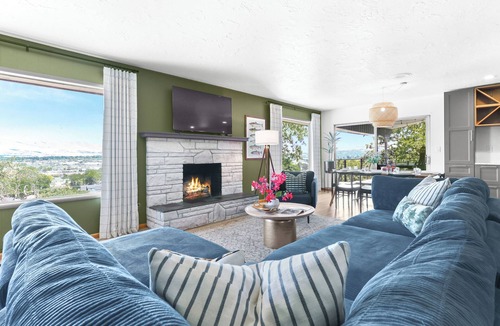 Chenoweth House | Epic Game Room, Outdoor Movie Night, Hot Tub, Fire Pit