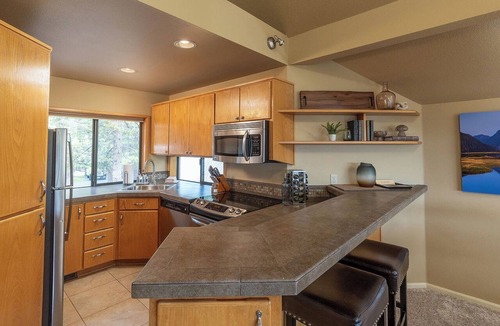 RiverWild Condo | EV Charger-Private Hot Tub-25 mins to Mt Bachelor-5 mins to Old Mill